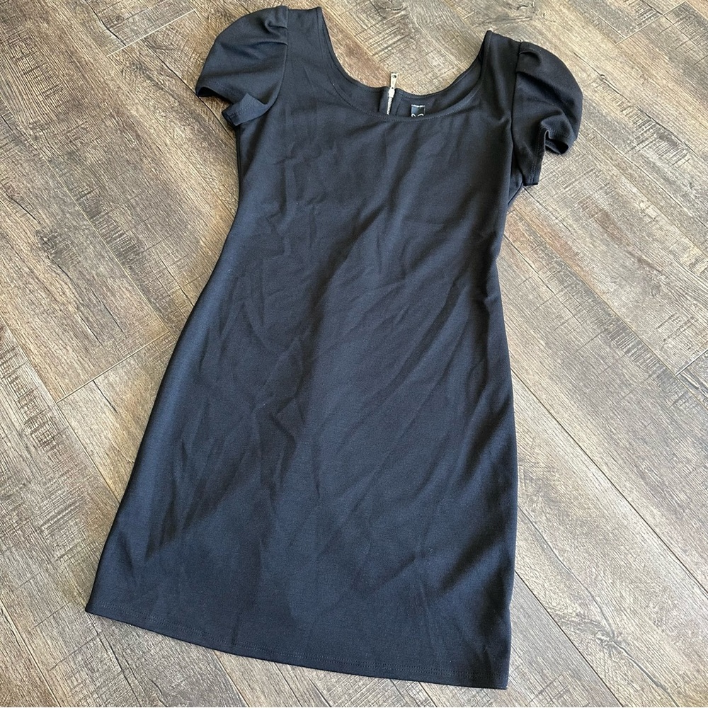 Windsor Size Medium Cap Sleeve Shoulder Pad Dress Zip Up Back Scoop Neck